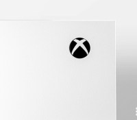 Bouton Xbox de la Xbox Series S // Source : Arnaud Gelineau - Frandroid