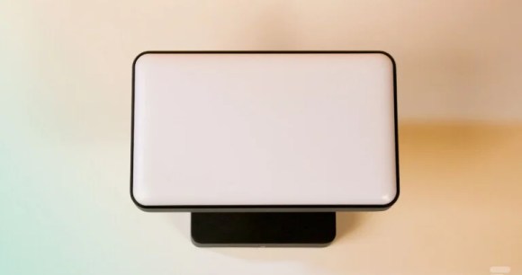 Le projecteur Philips Hue Welcome pour l'extérieur // Source : FRANDROID - Anthony WONNER