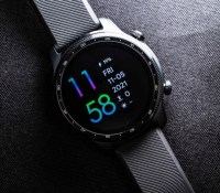 La TicWatch Pro 3 Ultra GPS possède une couronne, mais qui n'est pas rotative. // Source : Frandroid - Robin Wycke