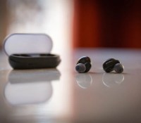 Les écouteurs Sony WF-C500 // Source : Frandroid