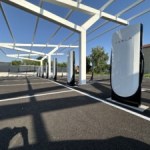 Tesla face à une nouvelle alliance de géants pour la suprématie des bornes de recharge