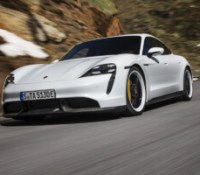 Une Porsche électrique au prix d’une Tesla Model 3, Stellantis pourrait supprimer 4 marques et la faillite du « numéro 1 du solaire en France » – Récap’ Survoltés