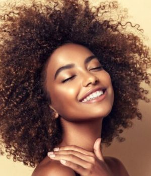 Qu'est-ce que le Nappy, ce mouvement de libération des cheveux frisés et/ou crépus ? // Source : Sofia Zhuravets de Getty Images