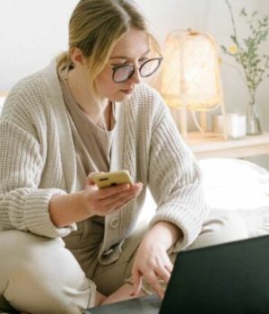 femme-lit-telephone-ordinateur