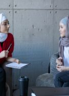 Deux femmes qui portent le foulard en train de travailler