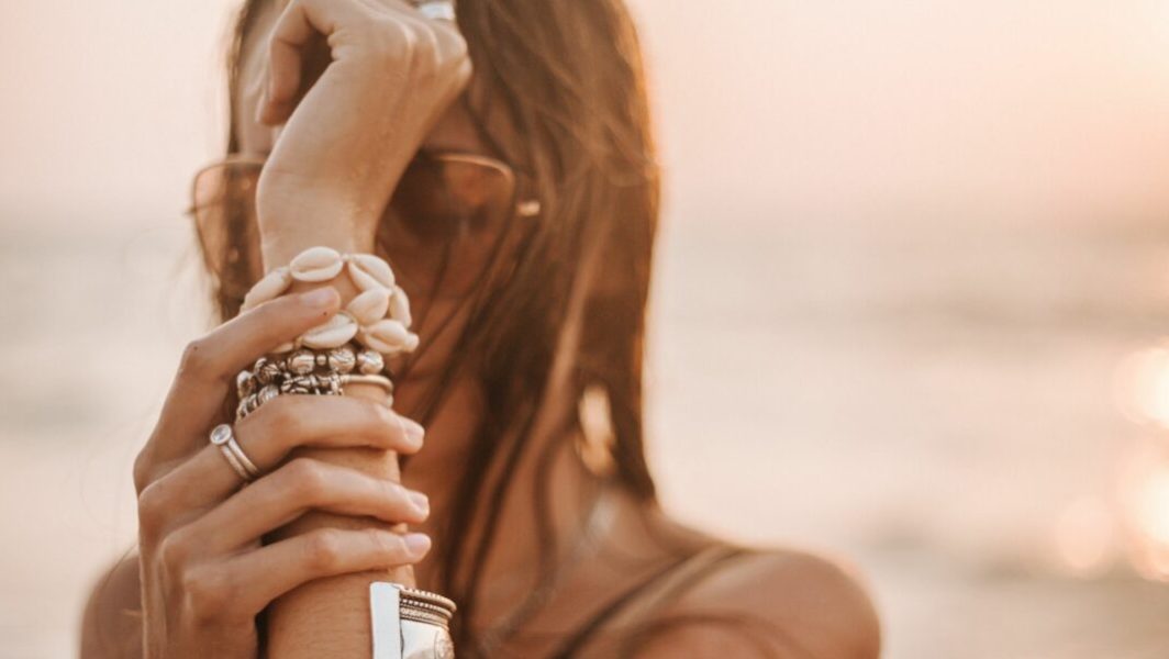 Une femme portant de multiples bijoux autour de son poignet