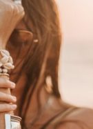 Une femme portant de multiples bijoux autour de son poignet