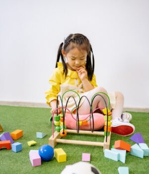 enfant-qui-joue-rs