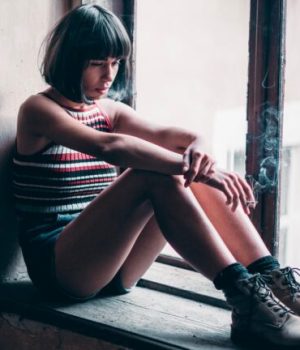 femme-triste-cigarette