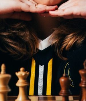 Andreea Navrotescu devant un plateau d'echecs