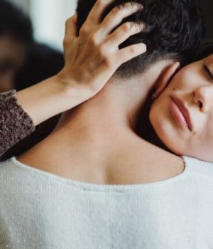 Couple de femmes devant un miroir