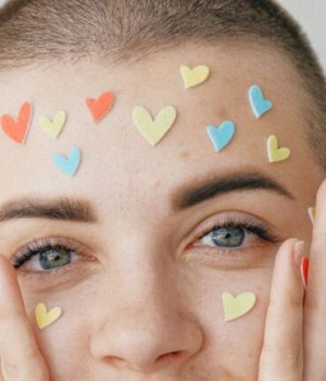 femme avec des coeurs sur le front