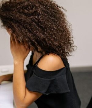 Femme devant un bureau