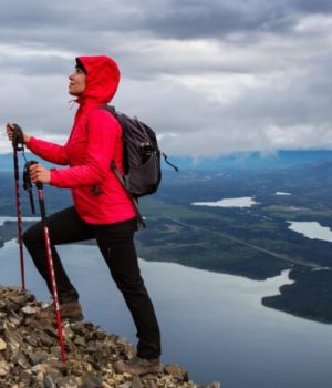 Une femme faisant une randonnée dans la nature au Canada © Edgar Bullon's Images via Canva Pro