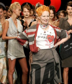 Vivienne Westwood clôturant un défilé // Source : Capture d'écran de l'eshop de la marque