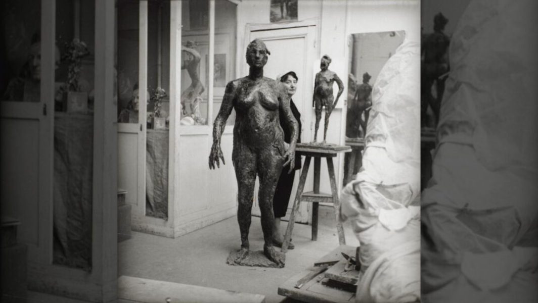 Germaine Richier dans son atelier derrière L’Ouragane, Paris, vers 1954 // Source : © Adagp, Paris 2023 © Michel Sima/Bridgeman Images