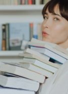 Choisir quel seront les livres à emporter en vacances n'est pas simple // Source : Pexels/cottonbro studio