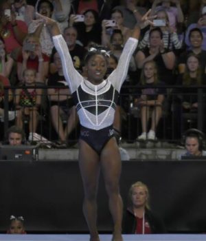 Samedi 5 août, la prodige de la gymnastique Simone Biles a tout raflé lors de l’US Classic à Hoffman Estates // Source : Capture d'écran YouTube