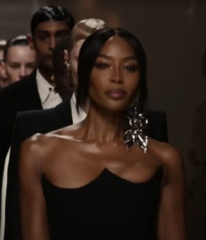 Naomi Campbell en train de défiler lors du final du défilé Alexander McQueen automne-hiver 2023-2024, présenté en mars 2023 // Source : Capture d'écran YouTube
