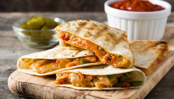 La recette facile et rapide de quesadillas végétariennes réconfortantes pour les soirs de flemme // Source : etorres69 de Getty Images