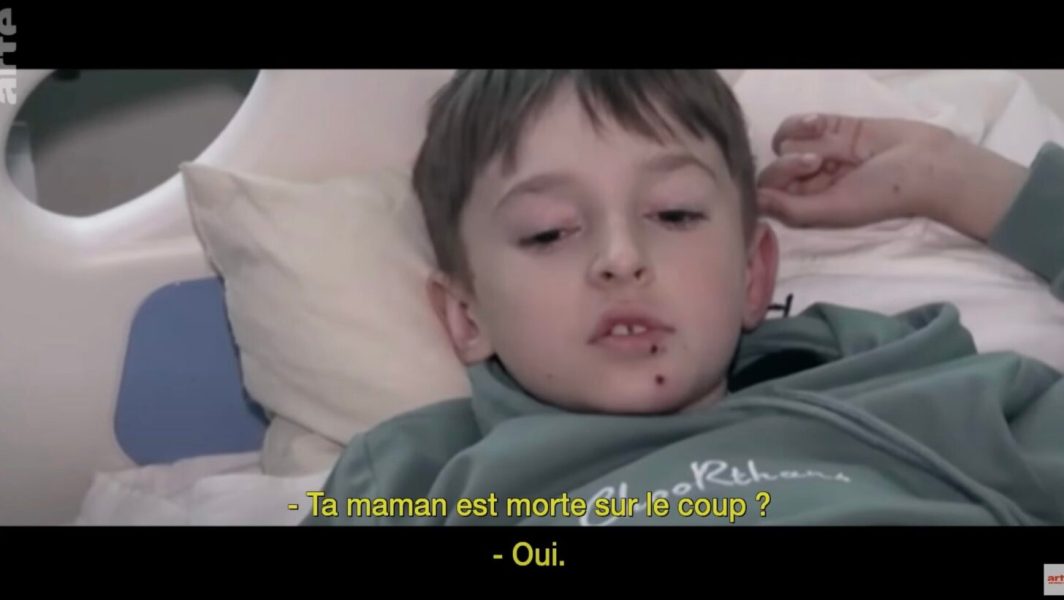 Dans le docu « Ukraine, sur les traces des bourreaux », 2 journalistes retracent les crimes de guerre de Poutine // Source : Capture d'écran YouTube