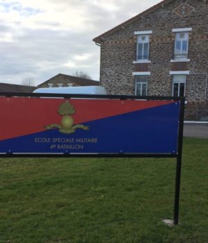 Bâtiments du 4° bataillon de l'école spéciale militaire de Saint-Cyr Coetquidan ; au premier plan, celui de la 13e compagnie en 2018 // Source : Wikimedia Commons / Alain.Darles EOR Saint-Cyr à Coetquidan 1971 / Licence Creative Commons