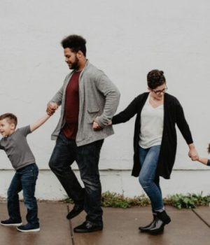 famille marche rue // Source : Pexels