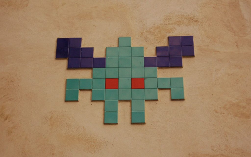 L'une des mosaïques de Franck « Invader » Slama sur un mur à Paris. // Source : Wikipédia