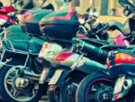 Stationnement deux-roues thermiques // Source : Pixabay Licence