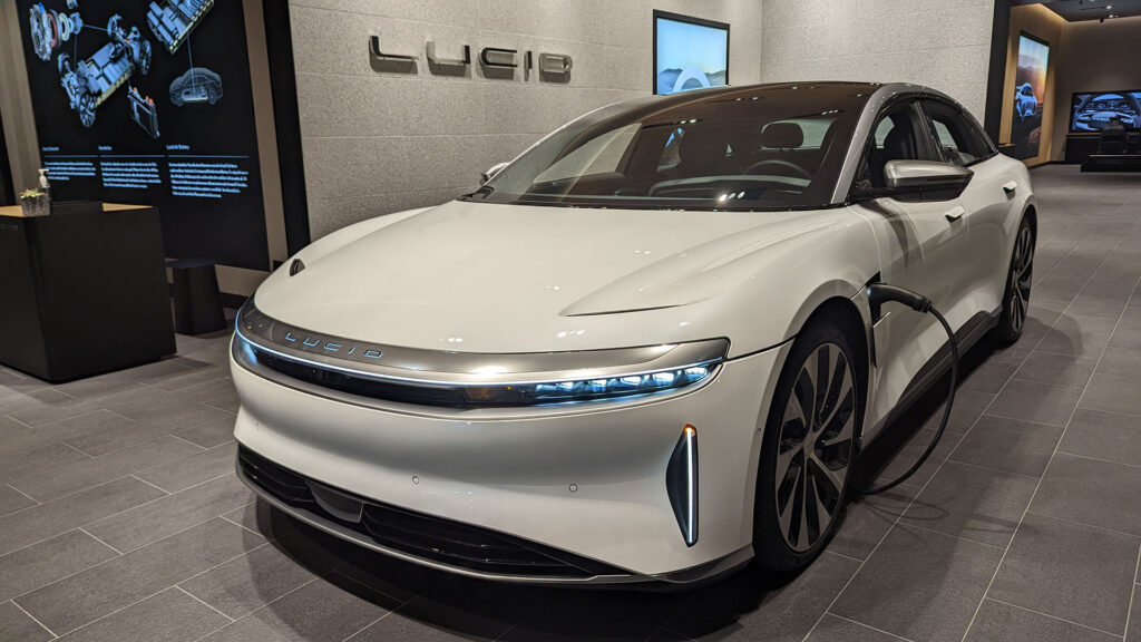 Lucid Air dans le Lucid Studio Munich // Source : Raphaelle Baut Lucid Air dans le Lucid Studio Munich // Source : Raphaelle Baut