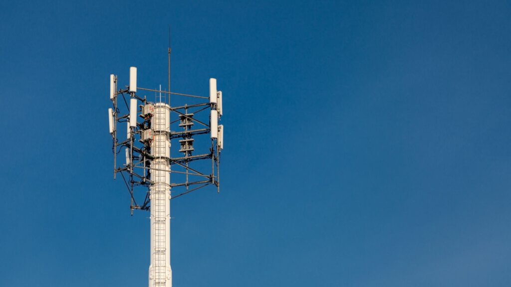 Antenne-relai. // Source : Canva Antenne-relai. // Source : Canva