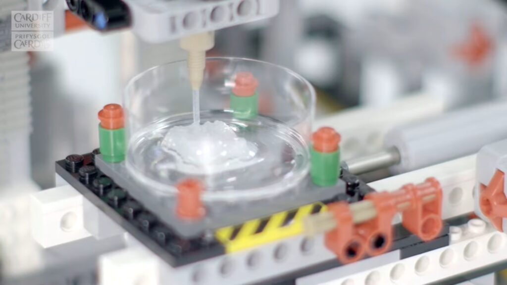 La bio-imprimante en pleine production // Source : Capture d'écran La bio-imprimante en pleine production // Source : Capture d'écran