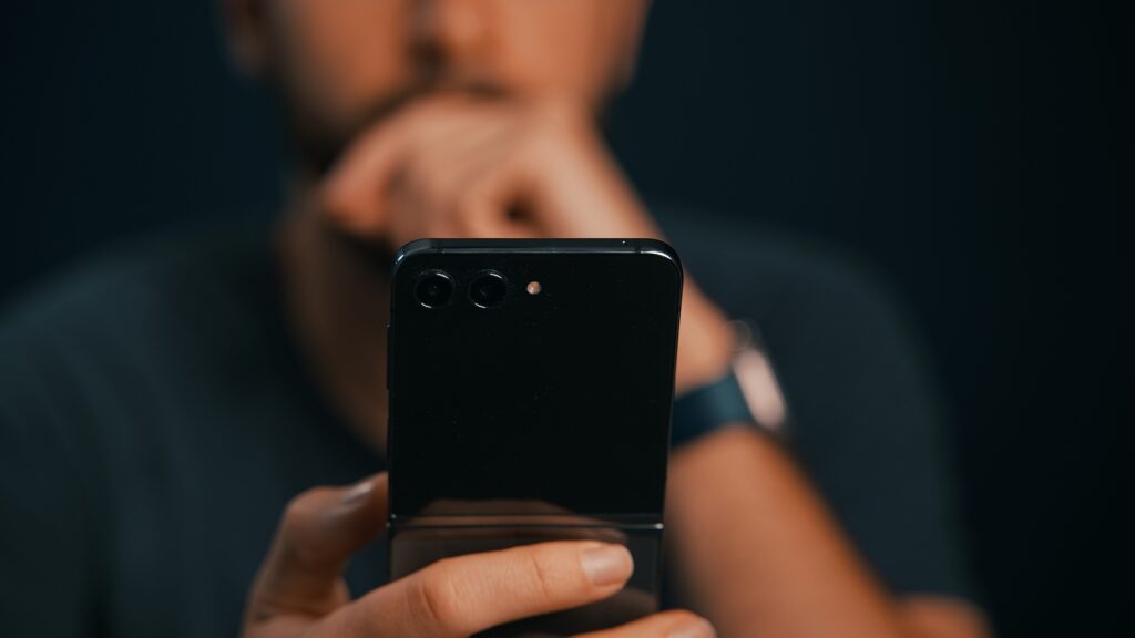 Quand il est déplié, le Samsung Galaxy Z Flip 5 a l'air d'un smartphone normal. Il est tout aussi complet. // Source : Thomas Ancelle / Numerama Quand il est déplié, le Samsung Galaxy Z Flip 5 a l'air d'un smartphone normal. Il est tout aussi complet. // Source : Thomas Ancelle / Numerama