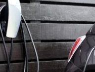 Un Tesla Wall Connector recharge une Fiat 500 électrique // Source : Tesla