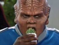 Bortus mangeant un cactus. // Source : Disney / The Orville