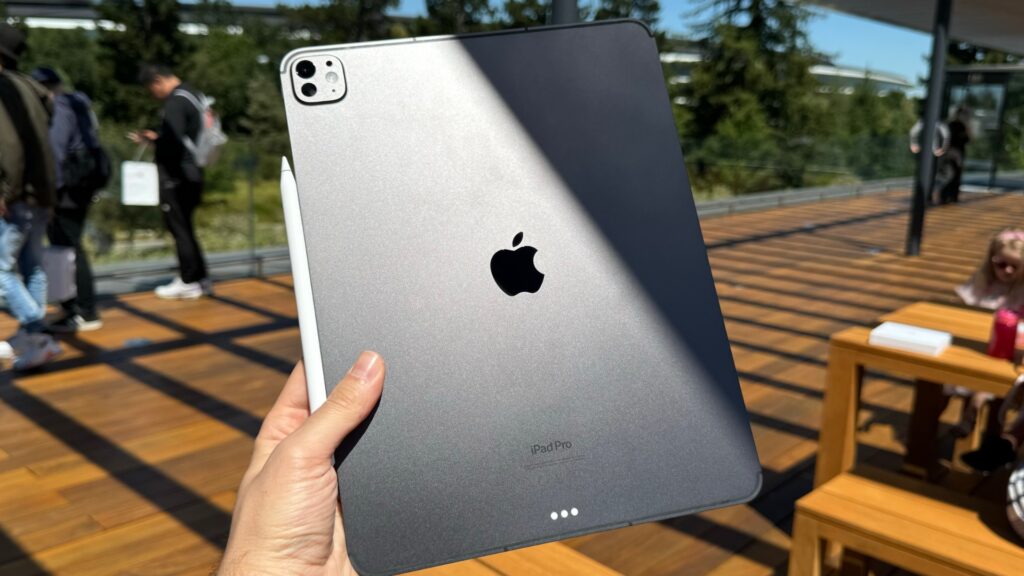 Le dos de l'iPad Pro M4, devant l'Apple Park. // Source : Numerama Le dos de l'iPad Pro M4, devant l'Apple Park. // Source : Numerama