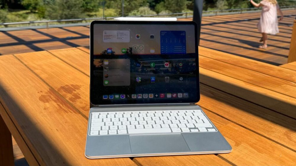 Les écrans OLED manquent souvent de luminosité, mais celui de l'iPad Pro M4 est parfaitement visible sous les reflets du soleil. // Source : Numerama