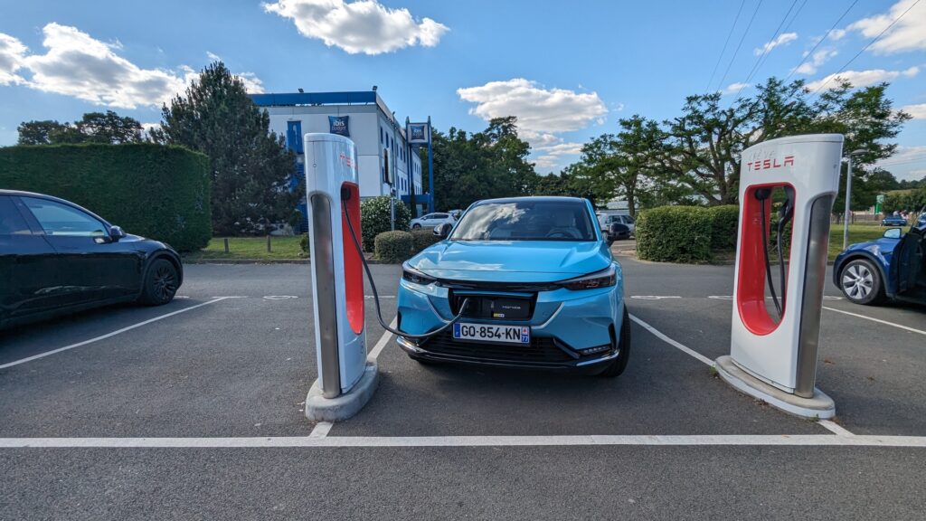 Tesla superchargeur ouvert à tous // Source : Raphaelle Baut pour Numerama Tesla superchargeur ouvert à tous // Source : Raphaelle Baut pour Numerama