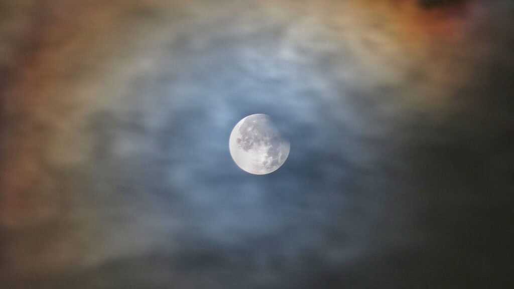 L'éclipse dans les nuages. // Source : Via X @chriscookman1 (photo recadrée) L'éclipse dans les nuages. // Source : Via X @chriscookman1 (photo recadrée)