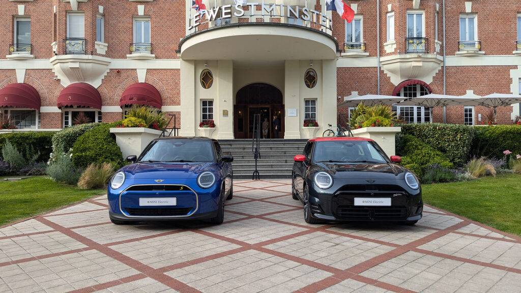 Deux finitions pour deux looks différents de la Mini Cooper SE // Source : Raphaelle Baut pour Numerama Deux finitions pour deux looks différents de la Mini Cooper SE // Source : Raphaelle Baut pour Numerama