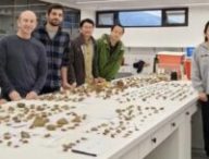 L'équipe de recherche avec les artefacts de Longtan // Source : Hao Li